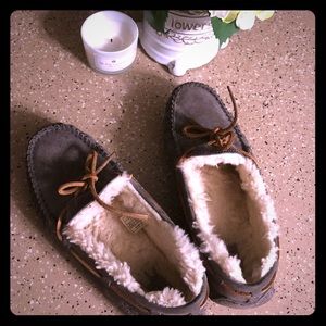 UGG slippers-size 9